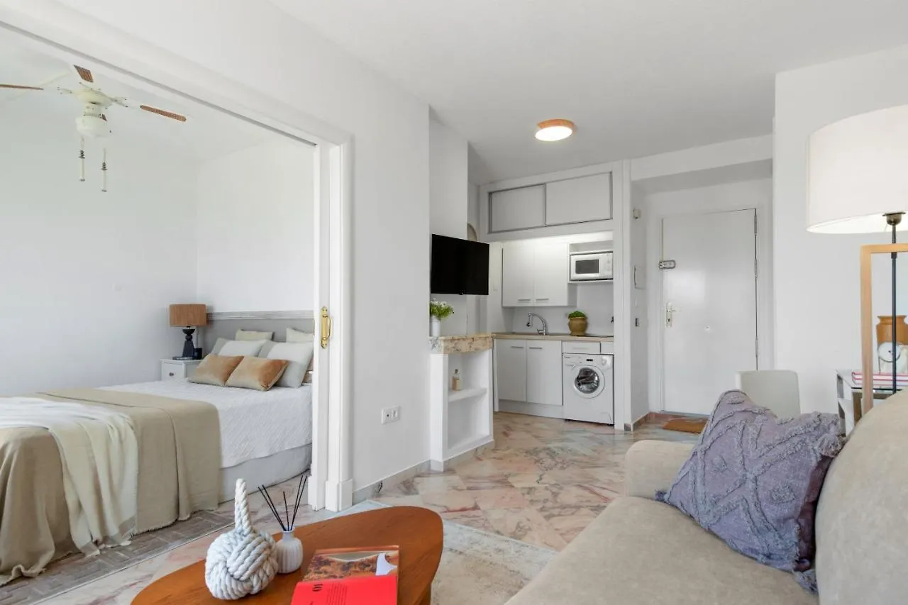 マルベーリャSea View Studio I Penthouse, Beach Front Urbanization Romana Playa Elviriaアパートメント アパート マルベーリャ